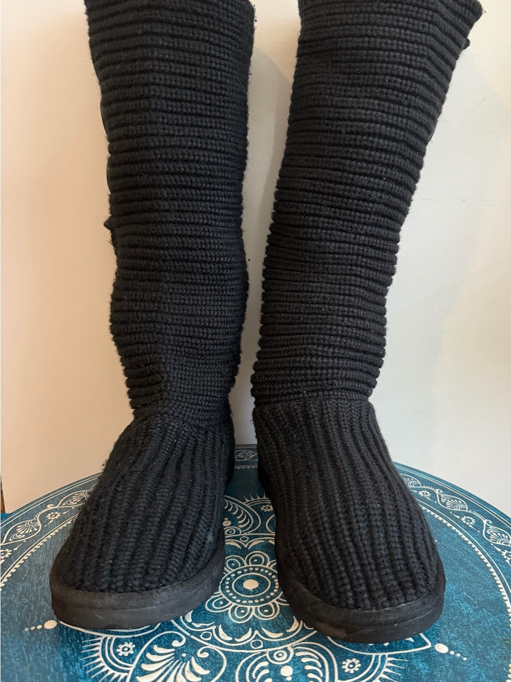 Classic Cardi Ugg cozy & iconic winter staples size 9 Black
